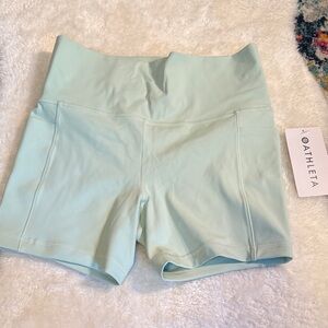 NWT Athleta salutation stash 5” short in mint green - size M